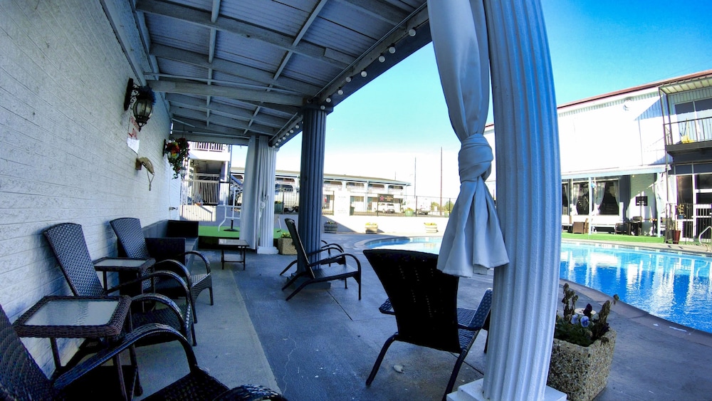 R Nite Star Inn & Suite 40/65