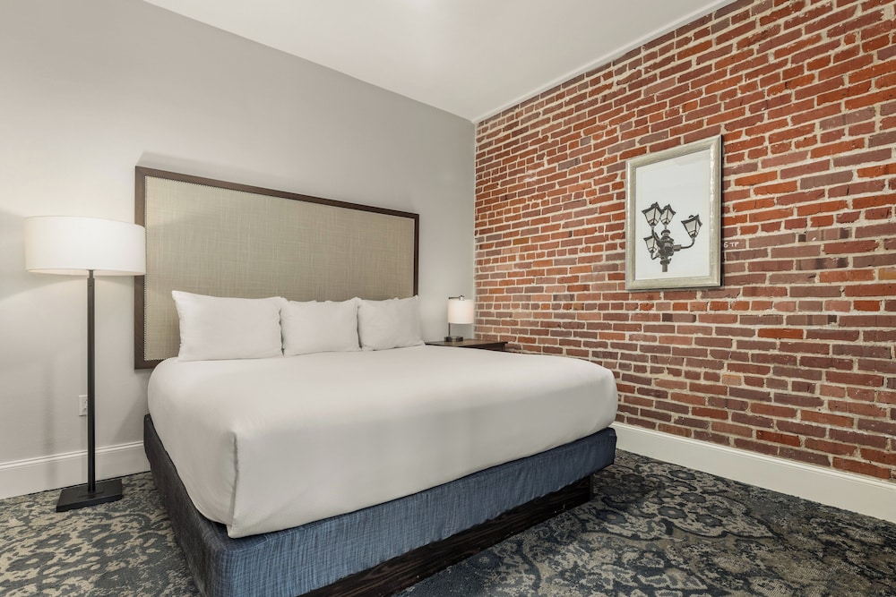 1 BEDROOM, CONDO, STANDARD