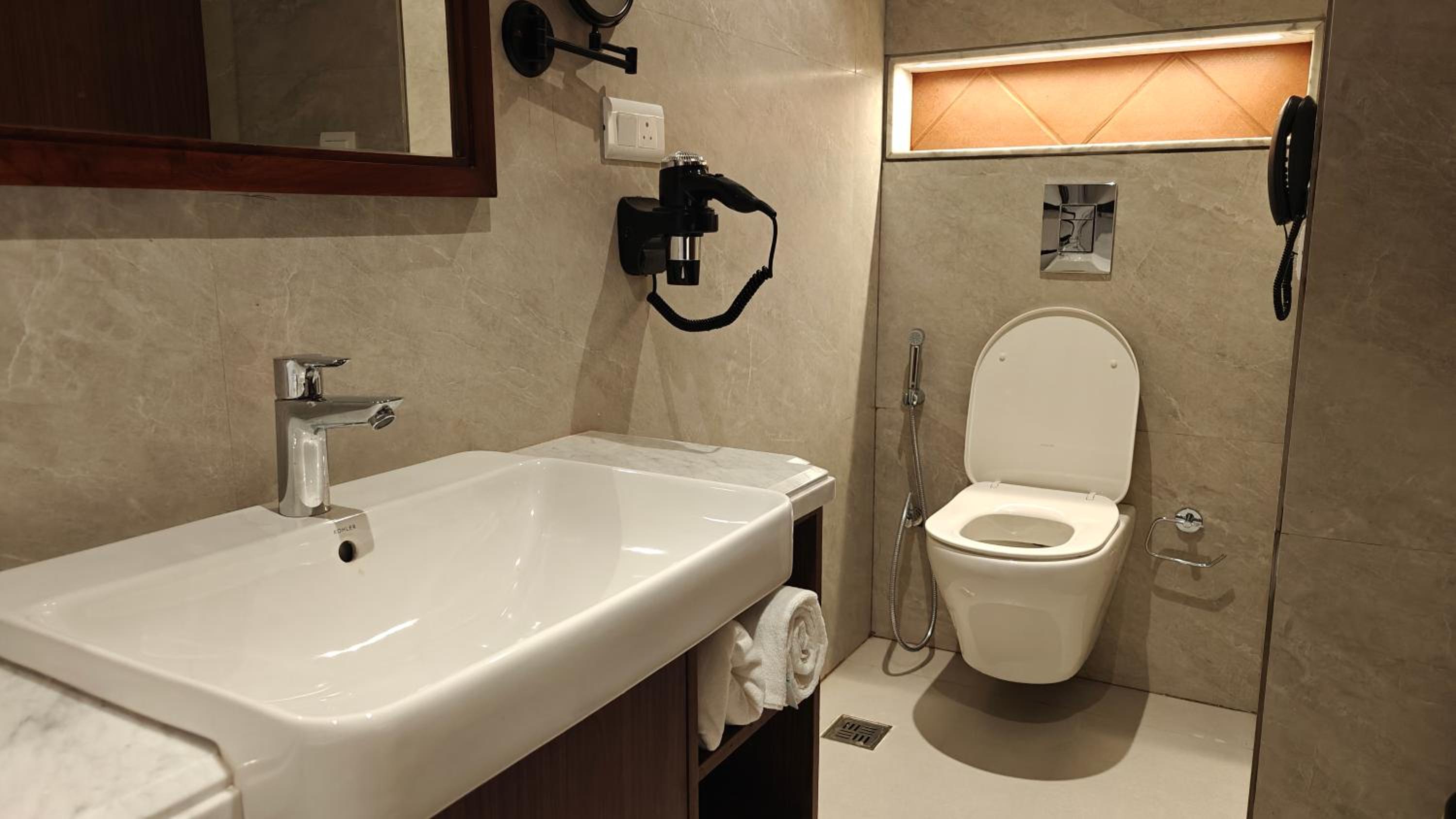 HOTEL VISHNU PALACE 54/55