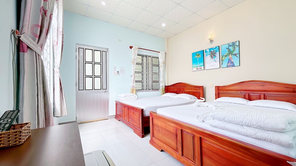 ROOM, QUADRUPLE