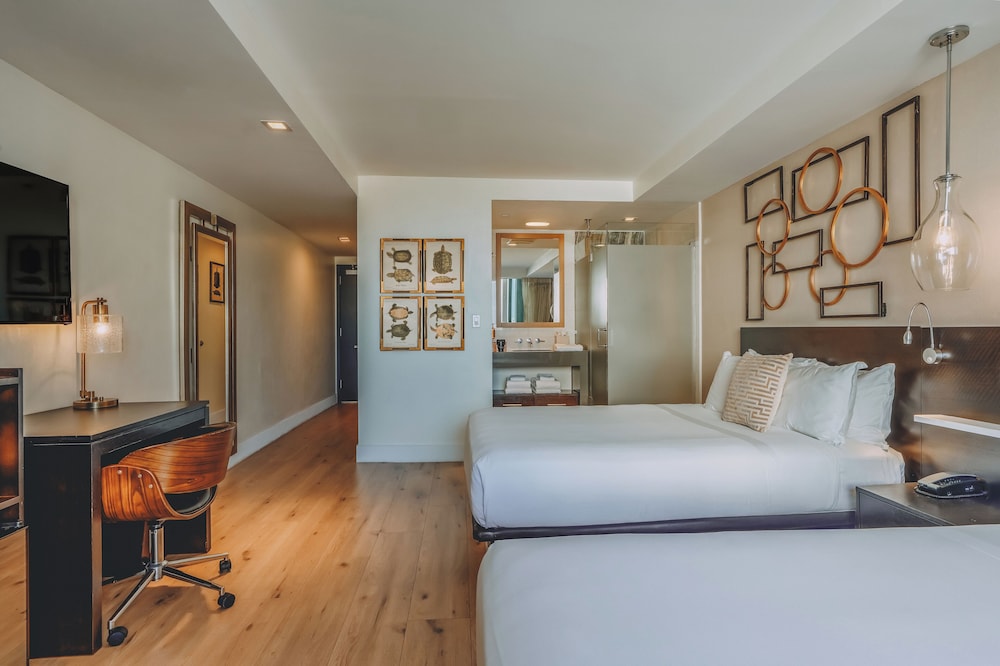 PREMIUM, 2 QUEEN BEDS, CITY VIEW