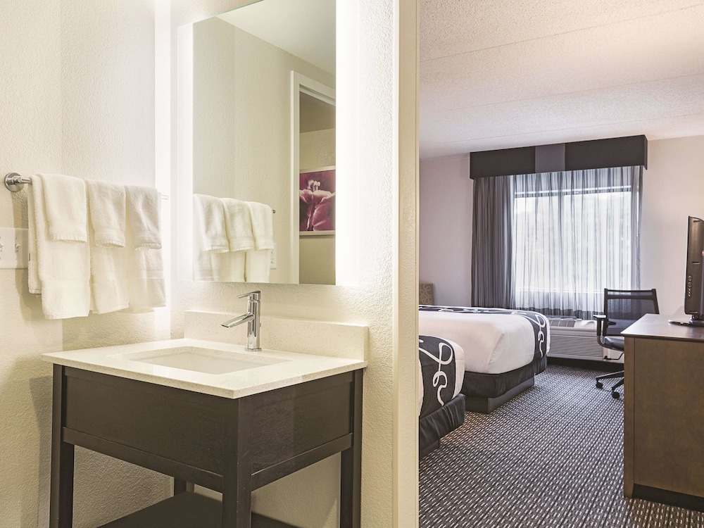 La Quinta Inn & Suites by Wyndham Baltimore BWI Airport 33/52