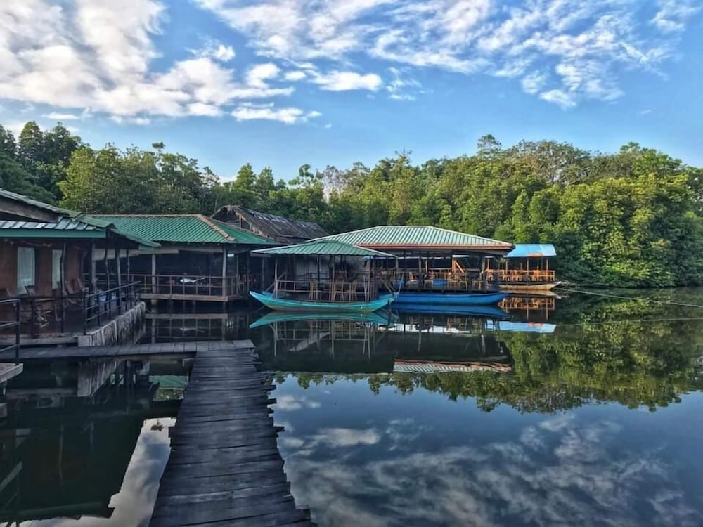 Shiny Lakeside Resort 3/58