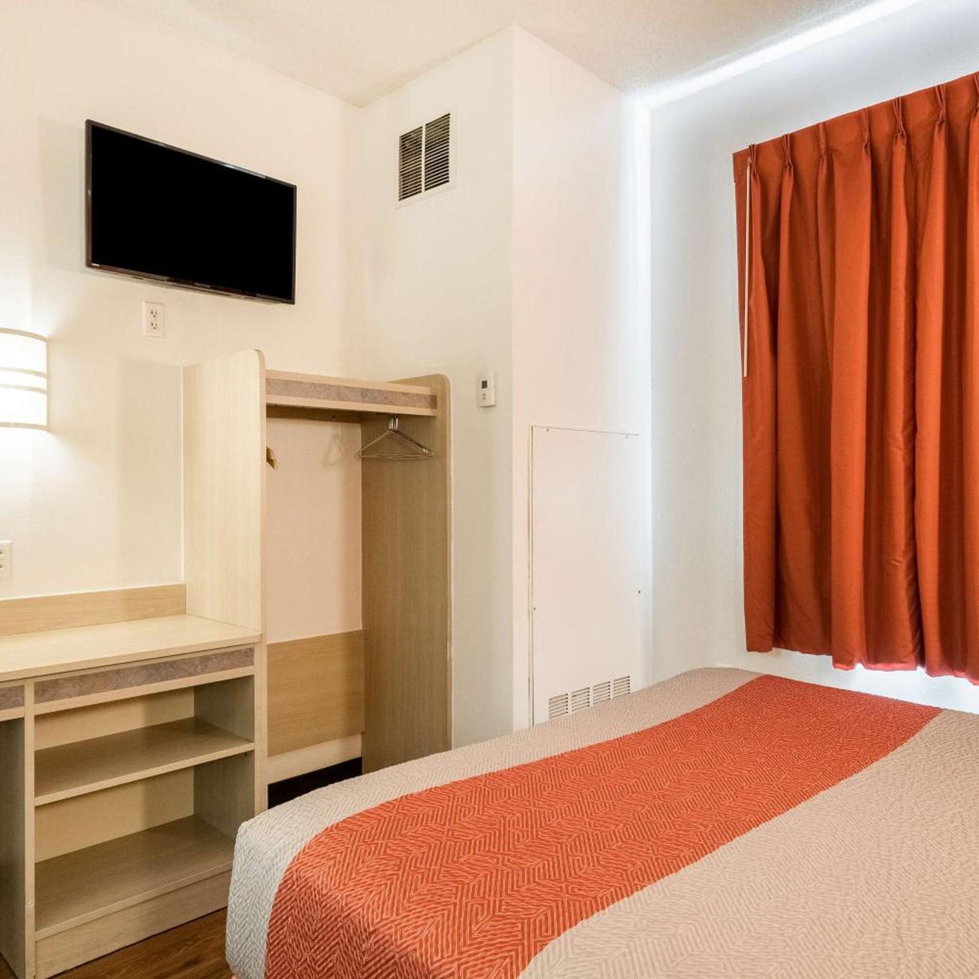 Suite, Motel6 Newport, TN 3/10