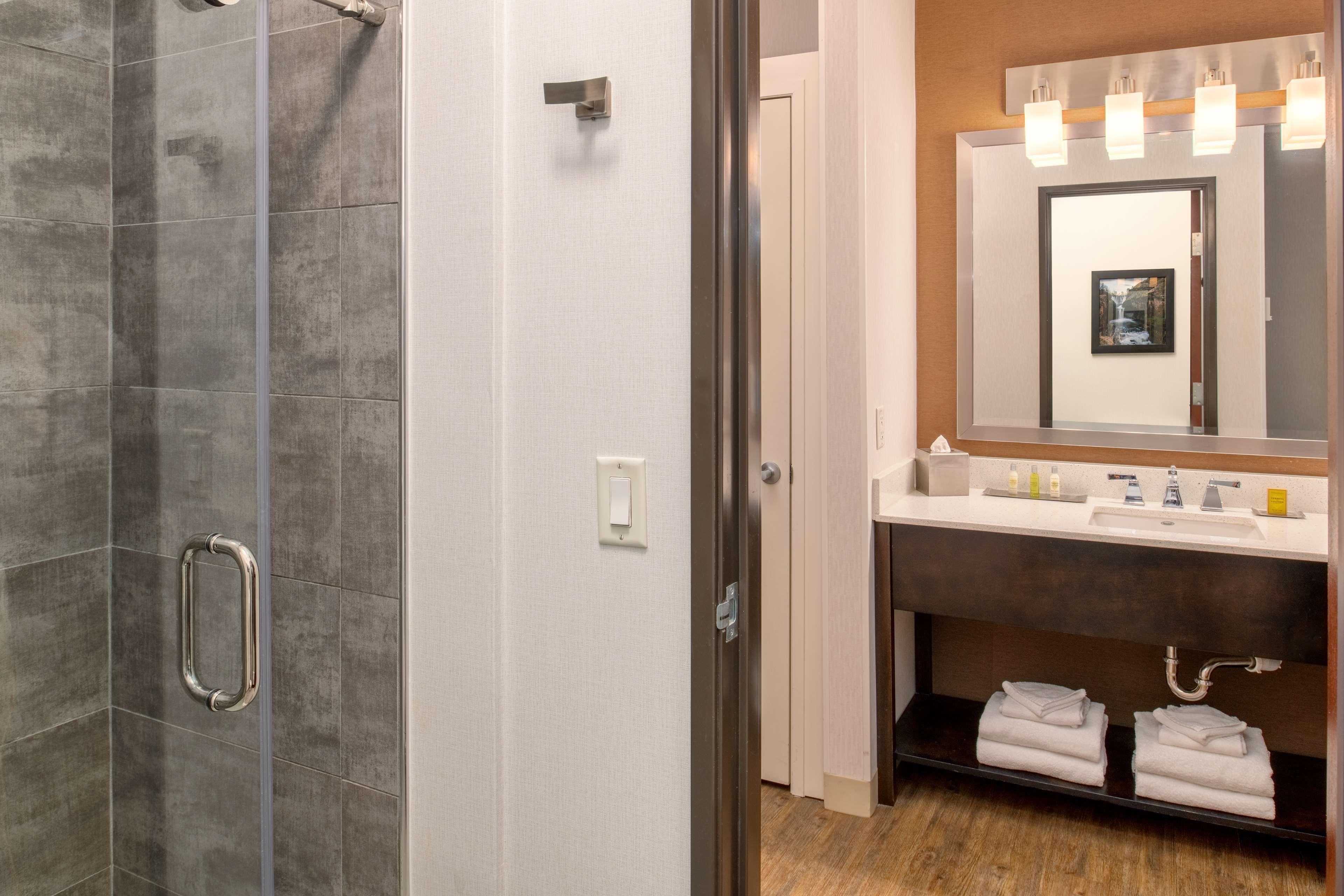 Suite, King Bed, Water View, Corner