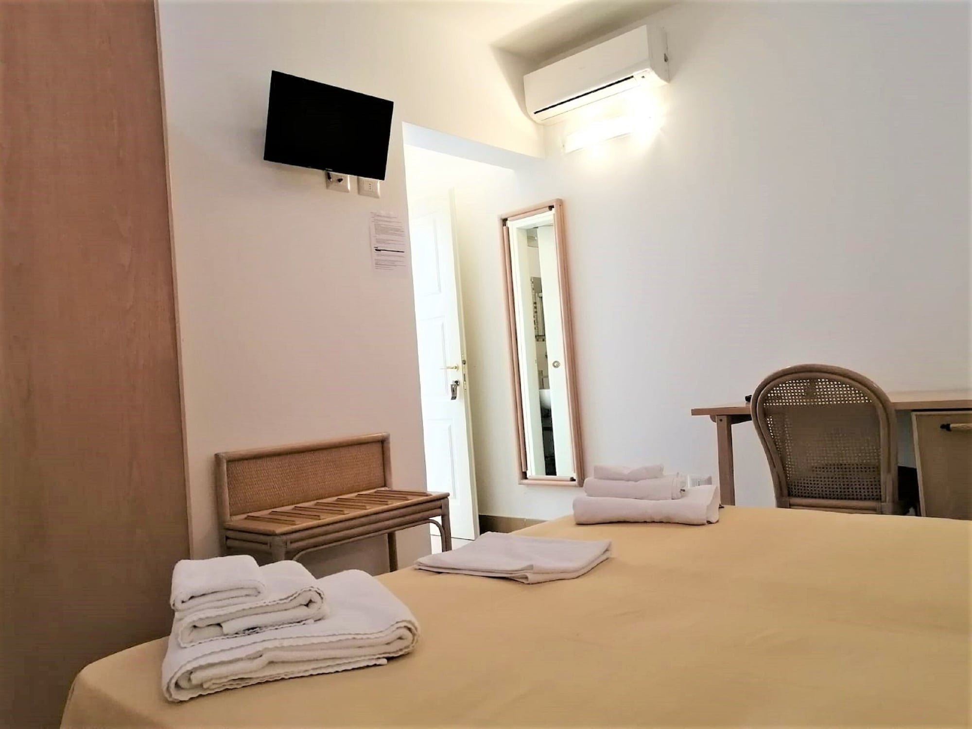 ECONOMY, DOUBLE OR TWIN BED, NO WINDOW