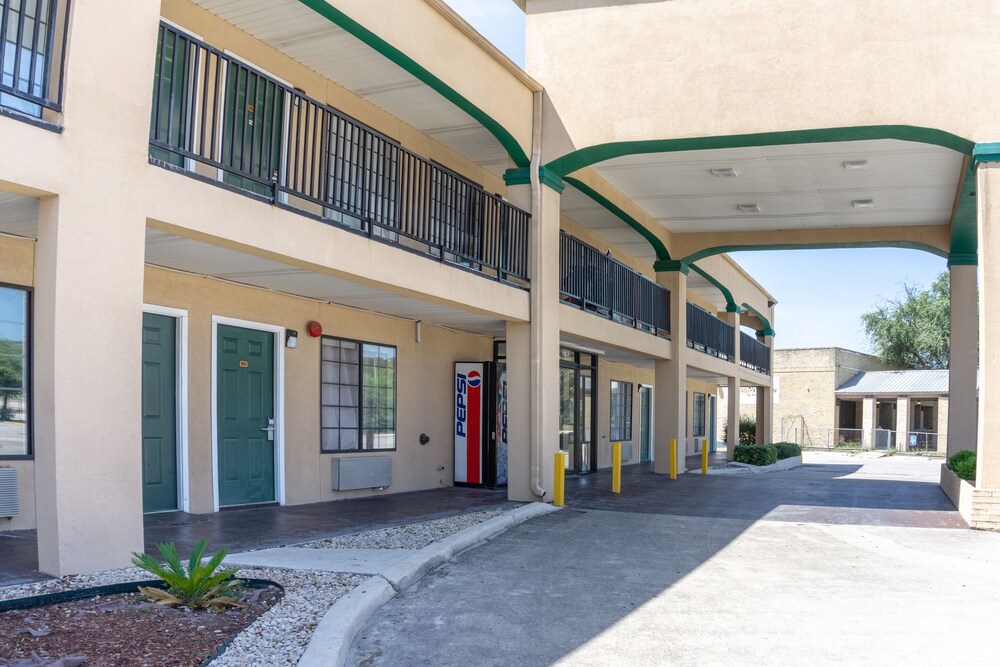 OYO Inn and Suites Medical Center San Antonio photo5
