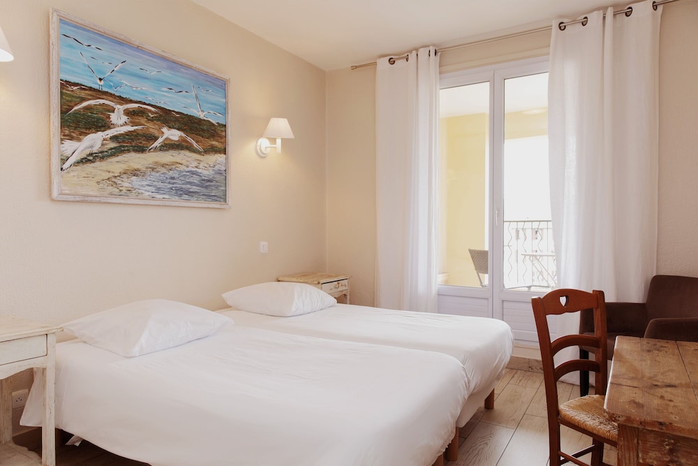 Coq Hotel 7/50