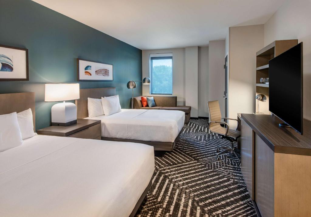 Guest Room, 2 Queen Beds, Den