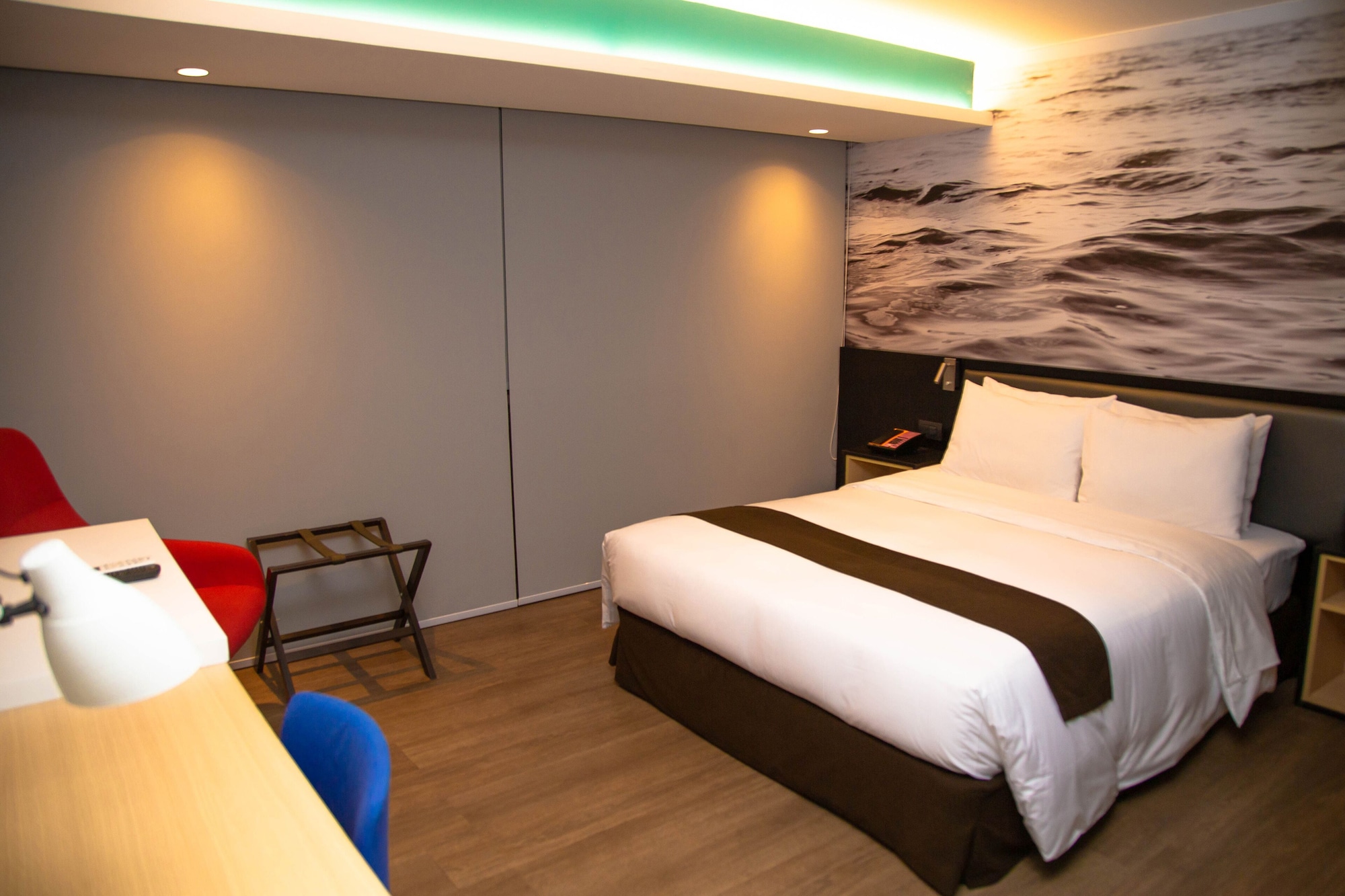 SUPERIOR, QUEEN BED