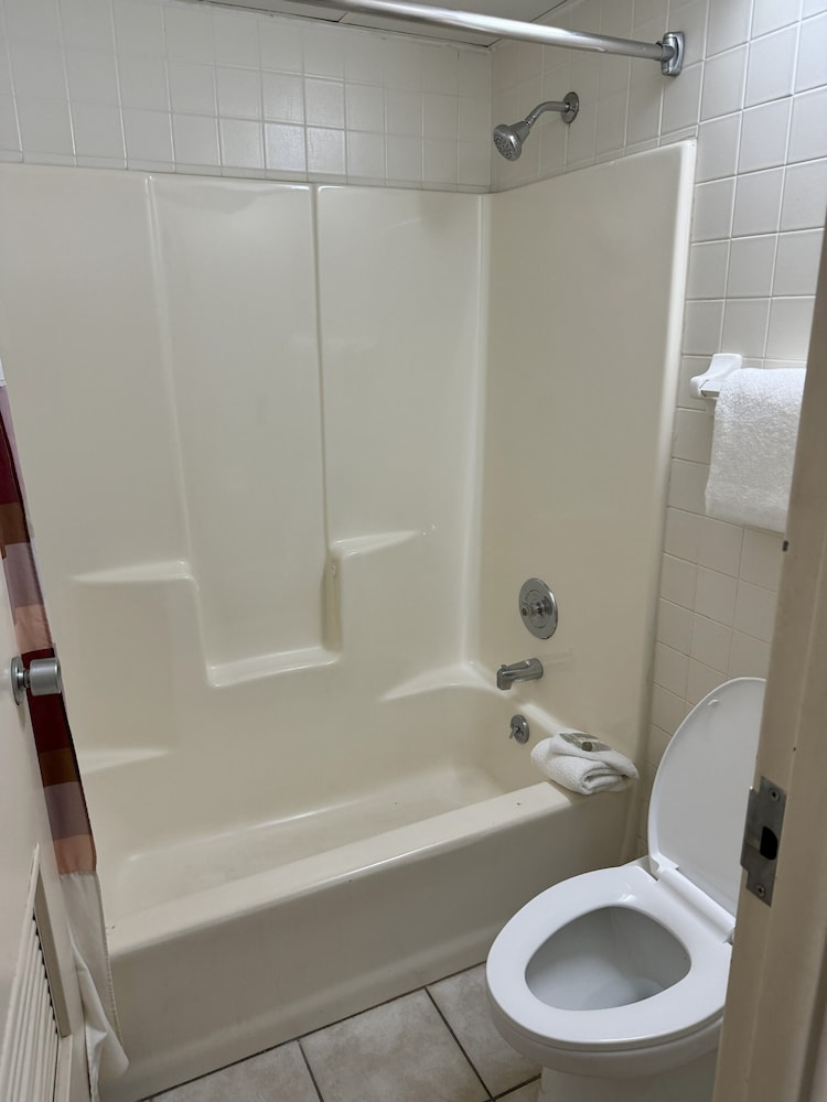 Red Roof Inn and Suites Cleveland - Elyria 60/64