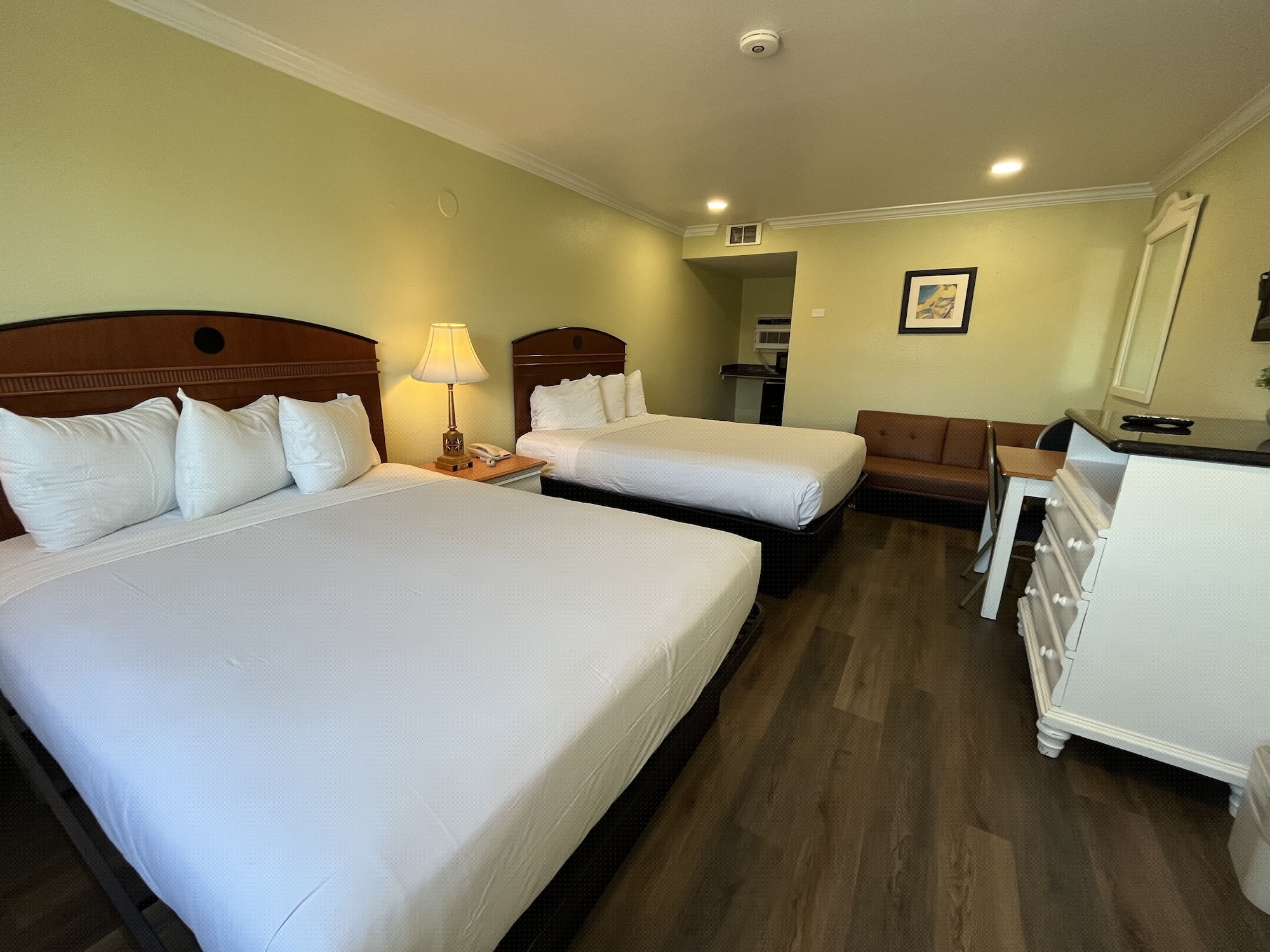 DELUXE, FUTON BED, 2 QUEEN BEDS