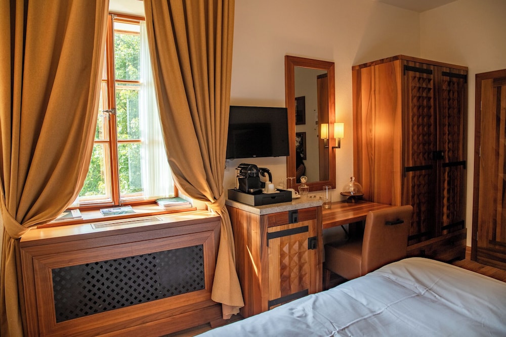 Room, Queen Bed, River View