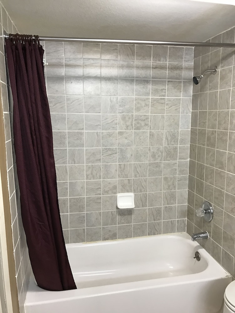 Room, King Bed, Smoking, Americas Best Value Inn Laredo 3/3