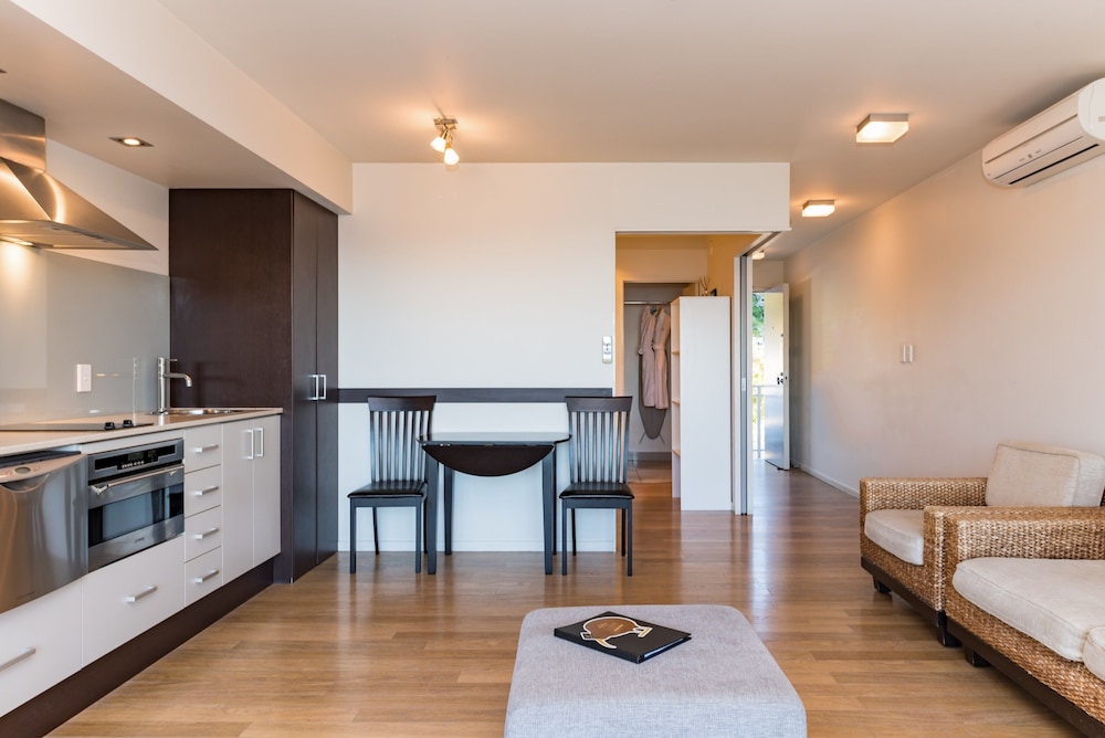 Sea Spray Suites 20/61