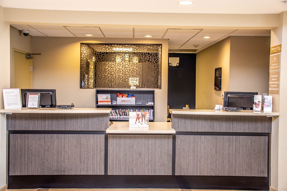 CANDLEWOOD SUITES OVERLAND PARK 8/59