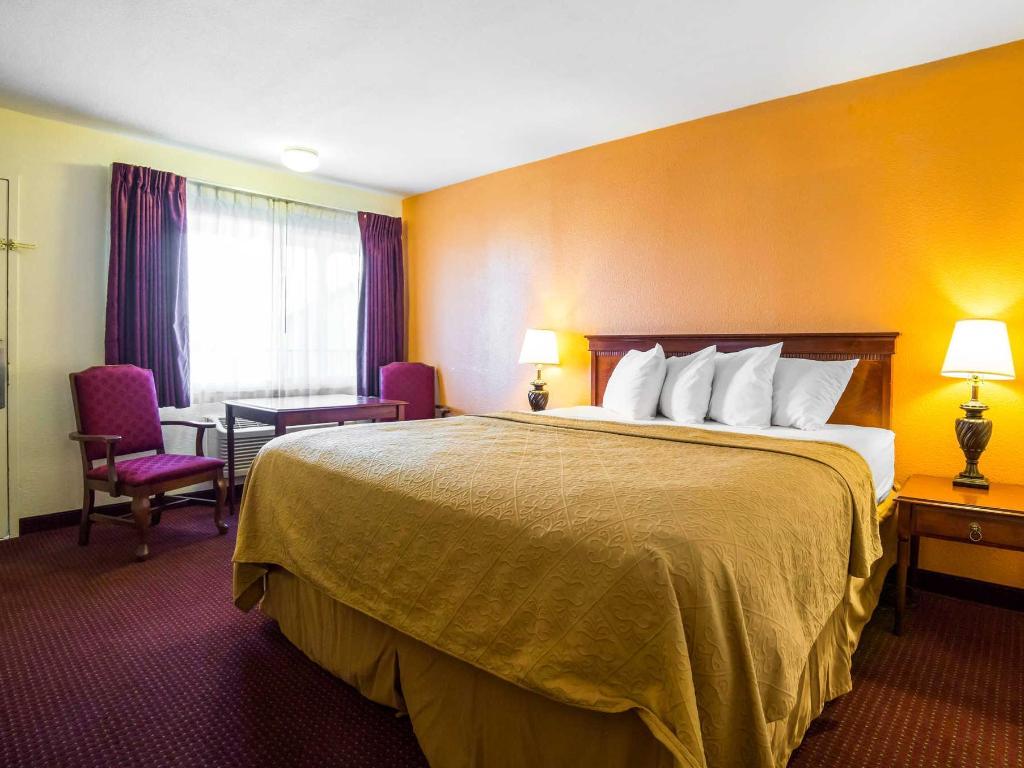 ROOM, QUEEN BED