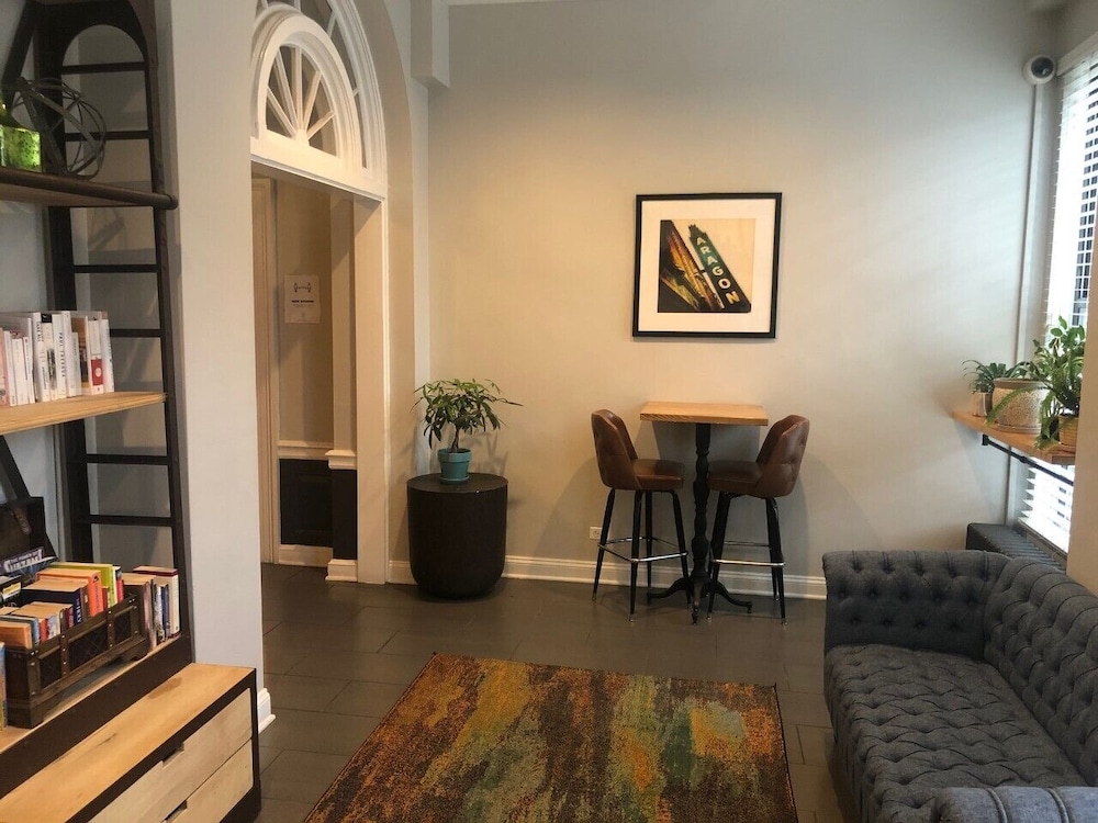 Chicago Getaway Hostel 33/50