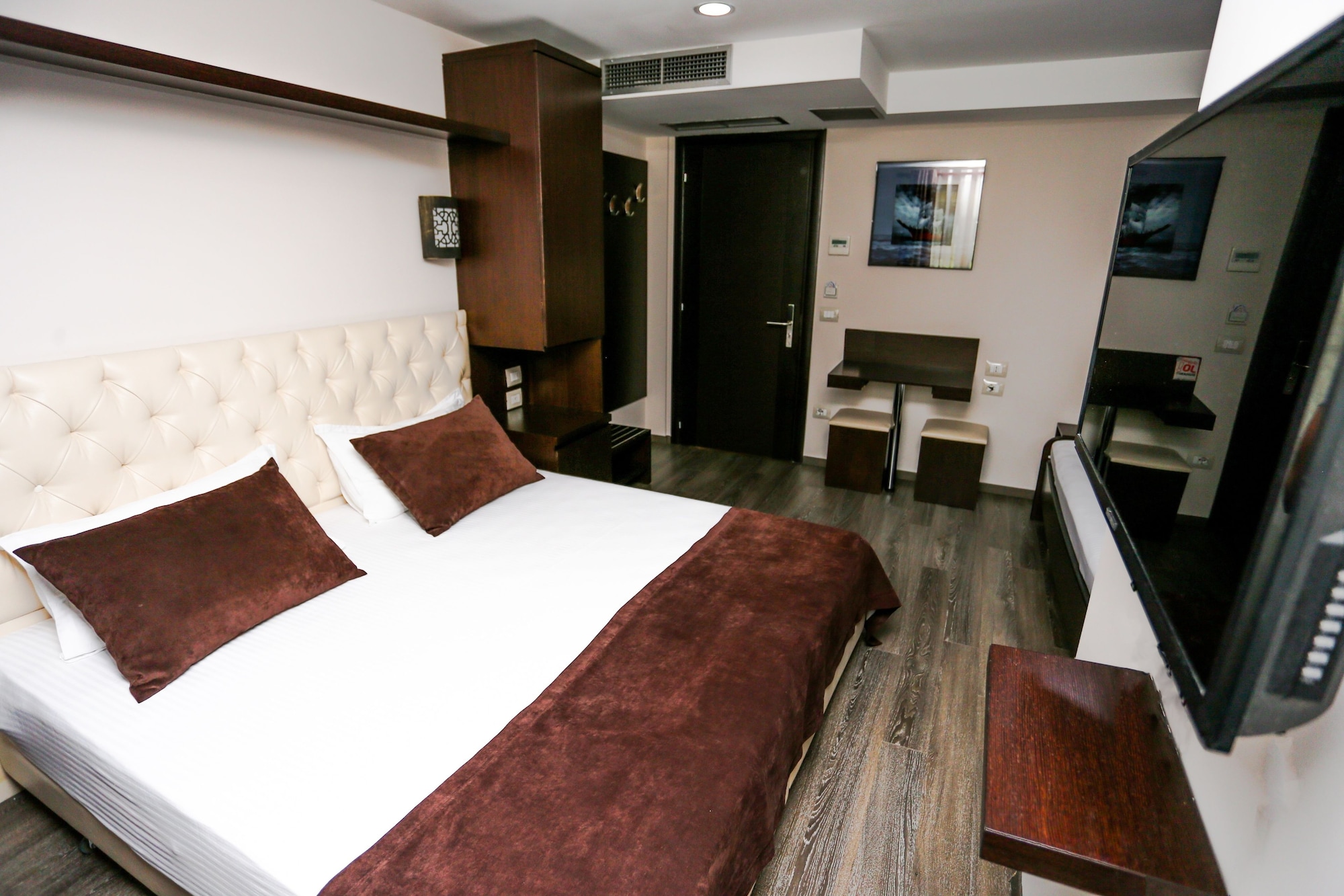ROOM, QUADRUPLE