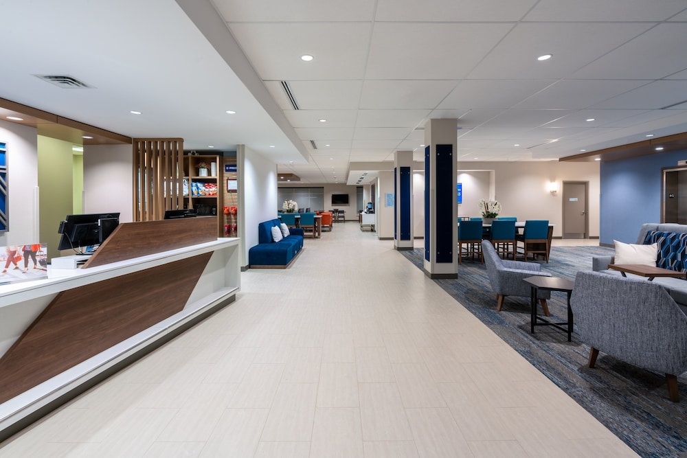 Holiday Inn Express Suites Vaughan 12/78