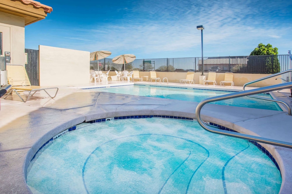 Days Inn By Wyndham Phoenix North 8/51