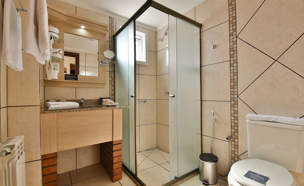 ROOM, QUADRUPLE