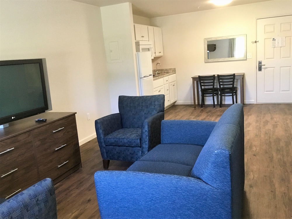 Stay Plus Extended Stay Suites 23/33