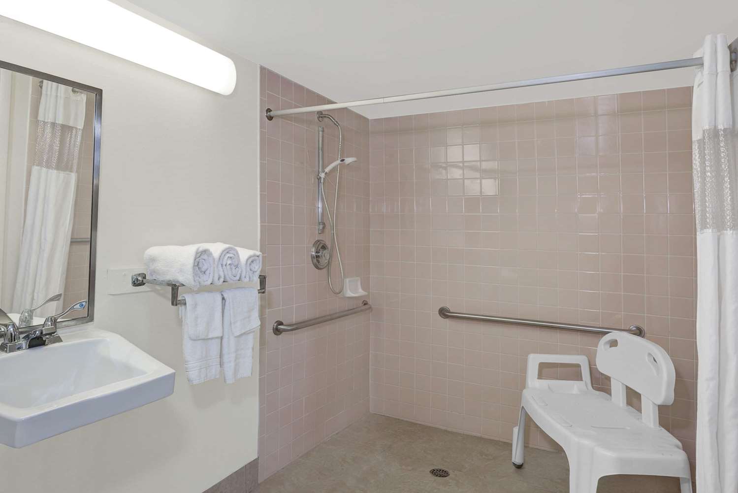 Howard Johnson by Wyndham Ft. Myers FL 21/22