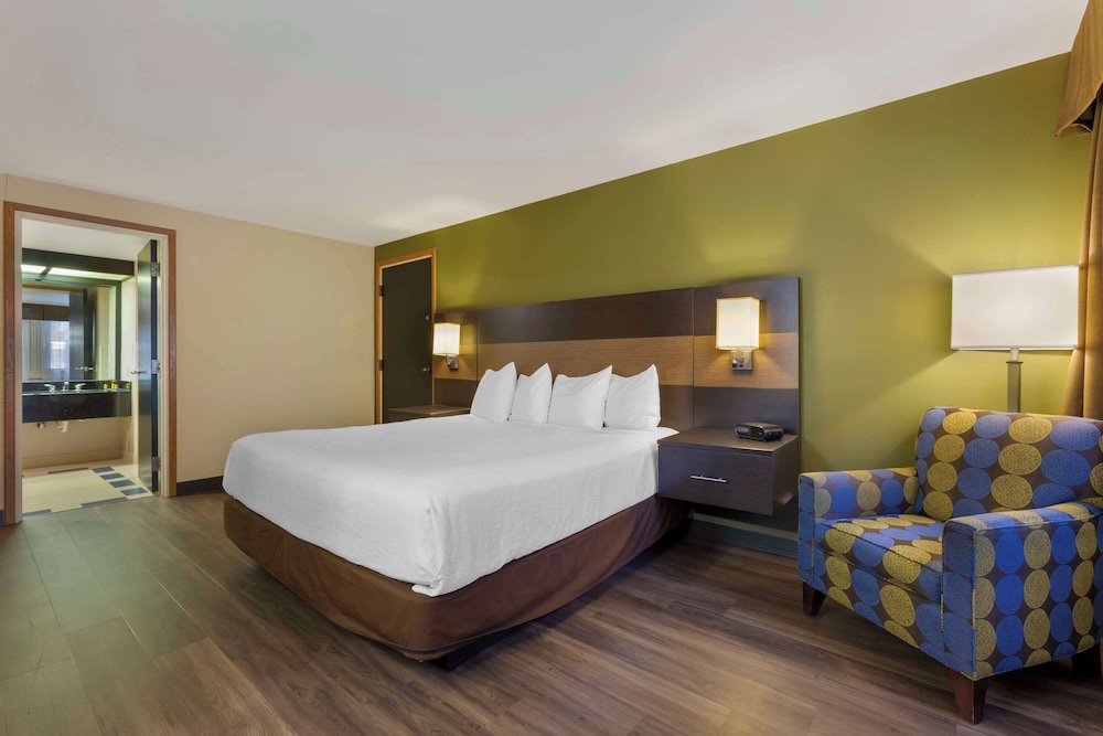 Suite, King Bed, Pool Side