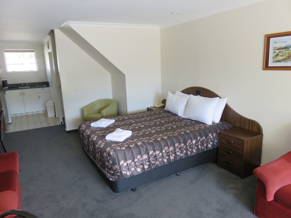 Admirals Motor Lodge 16/71