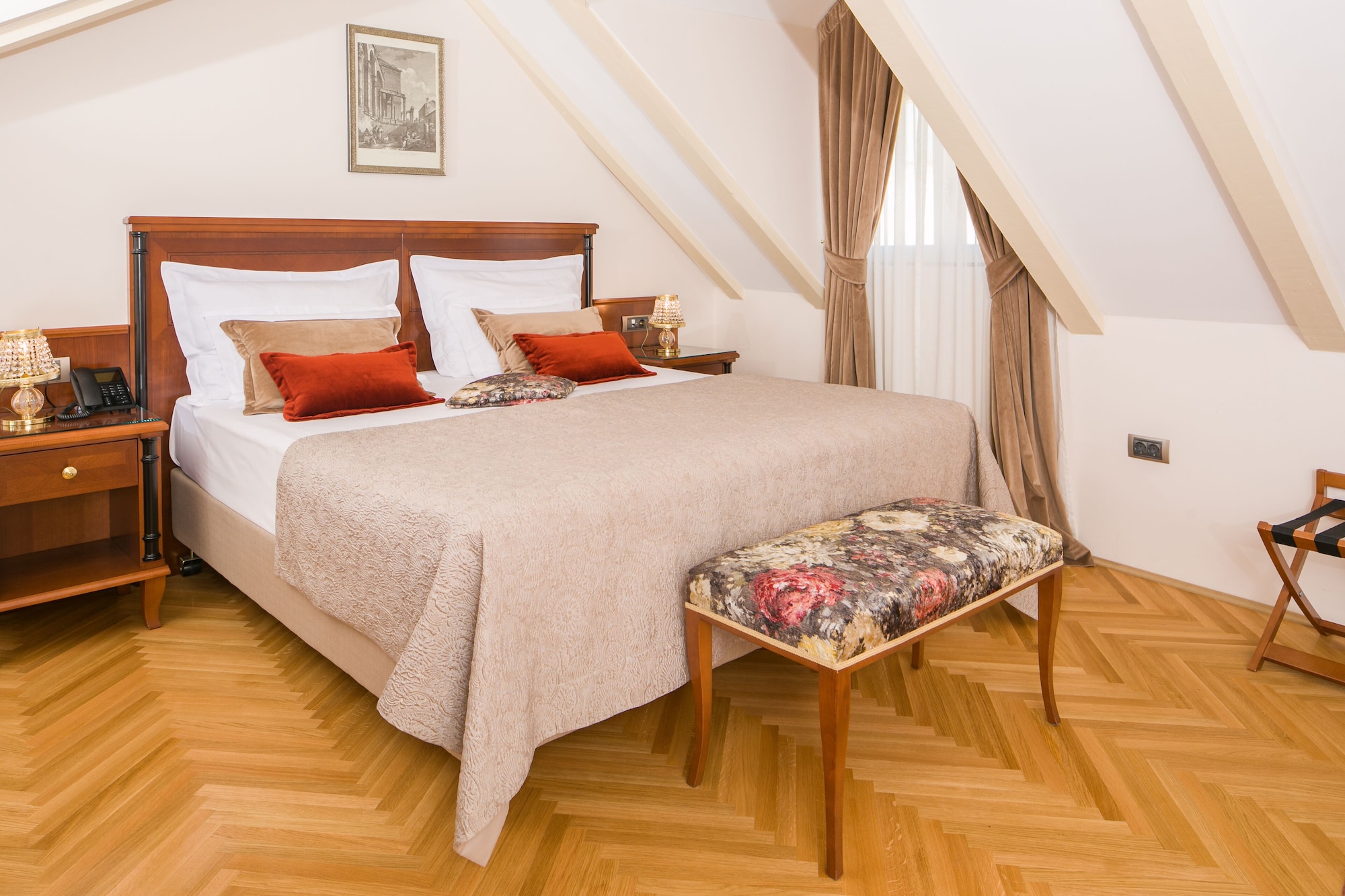 DELUXE, SUITE
