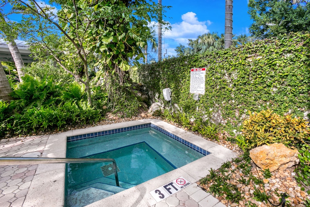 Almond Tree Inn 57/67