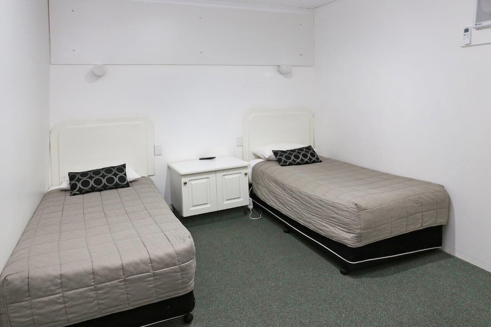 Plus, Family, 1 Queen and 3 Single Beds