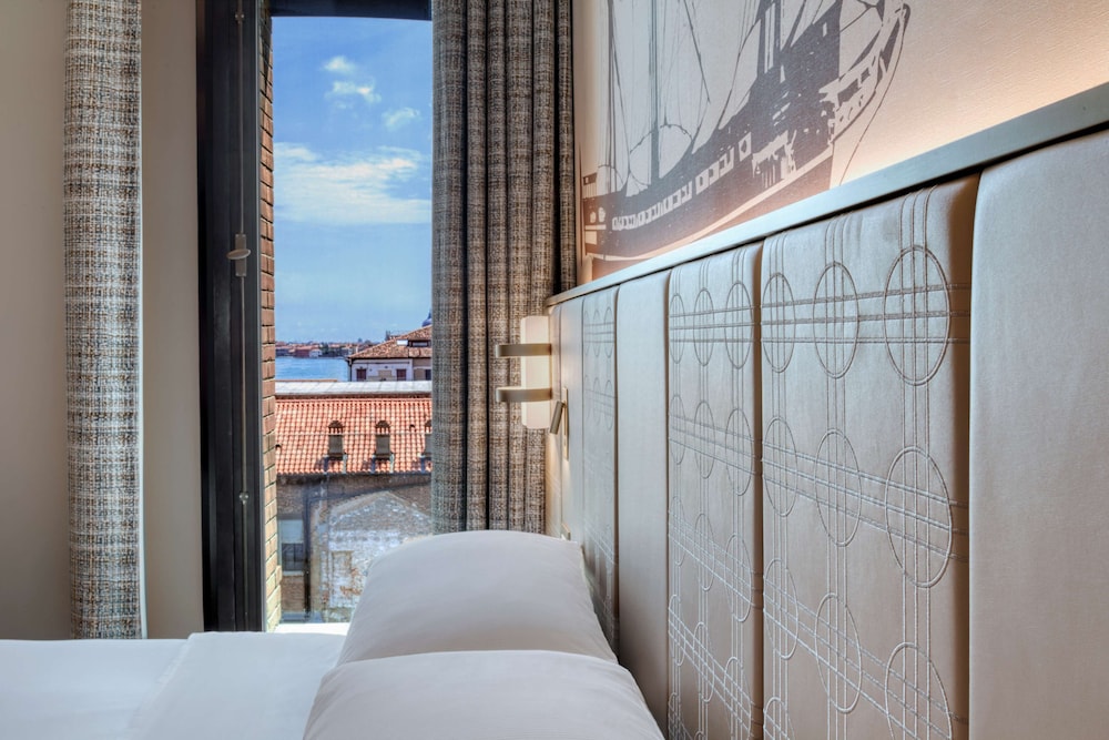 DELUXE, TWIN BEDS, WITH VIEW