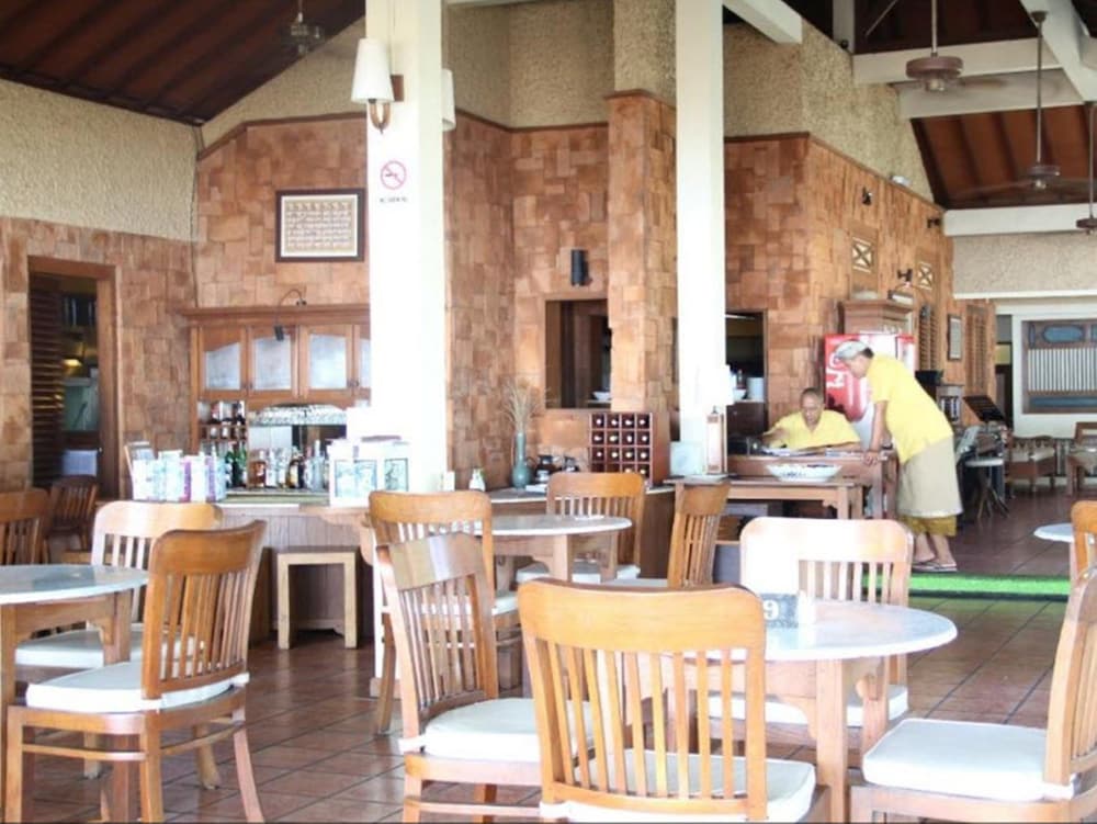 BESAKIH BEACH HOTEL 37/67