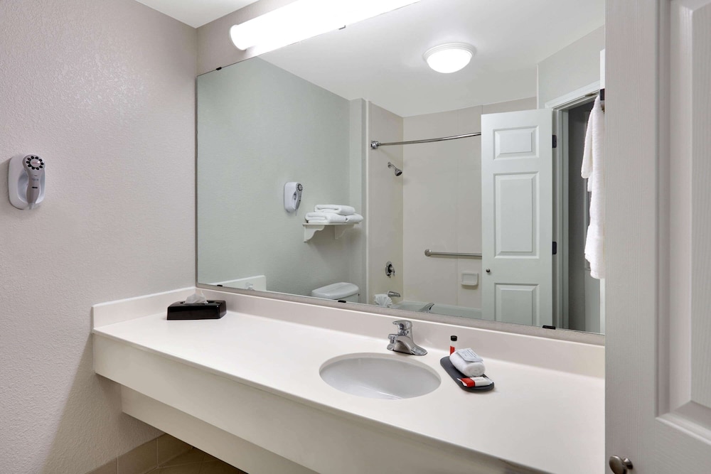 La Quinta Inn Suites Dallas North Central 23/48