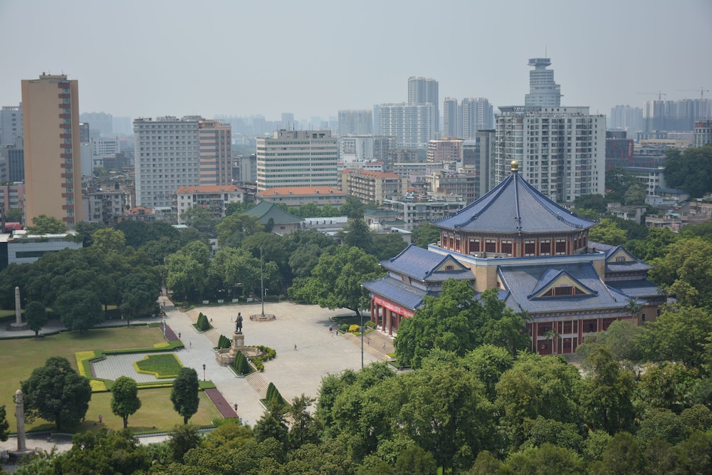 Guangdong Hotel (Sun Yat-sen Memorial Hall Station) 68/73
