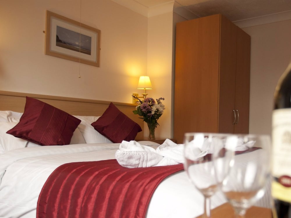 Denewood Hotel - Guest Accomodation 26/48