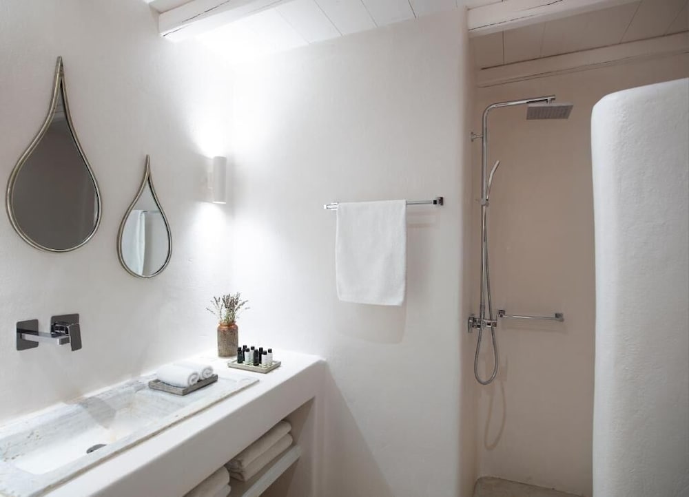 Aeolis Tinos Suites 92/92