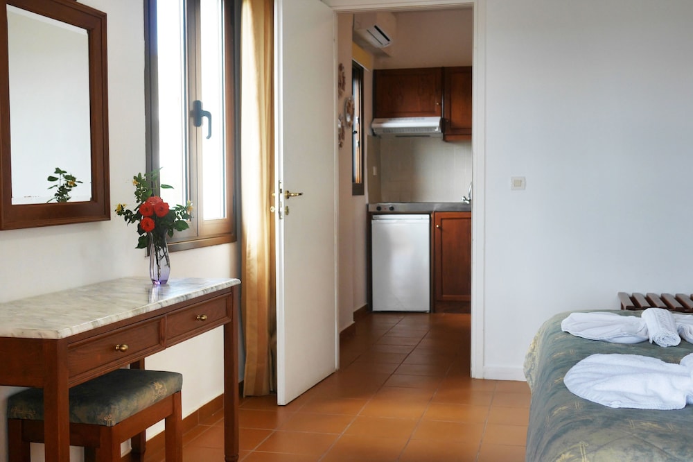 Areti Aparthotel 16/75