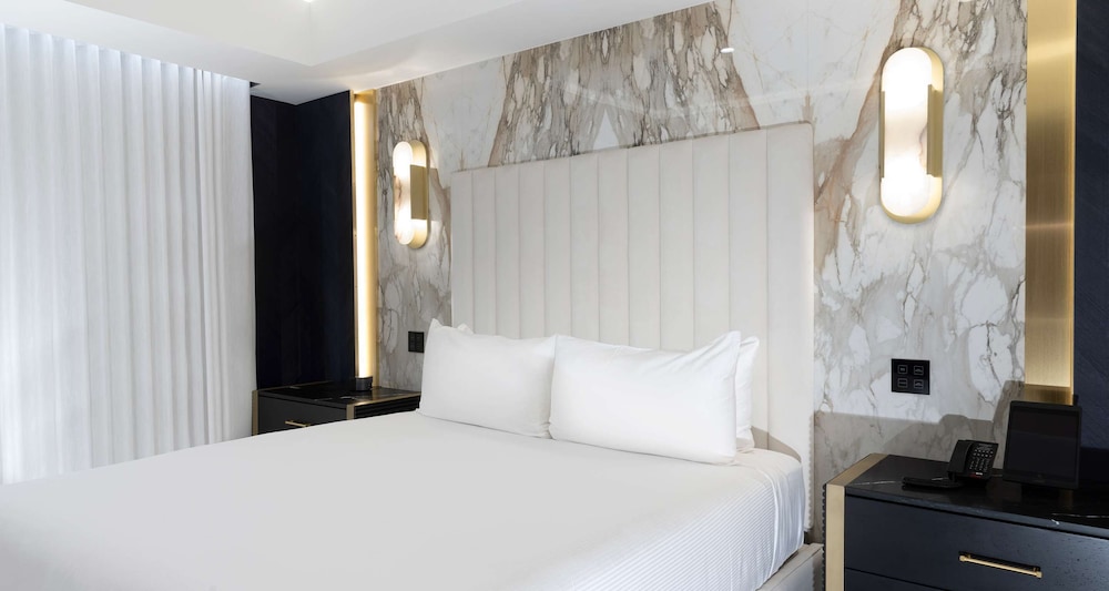 LUXURY, SUITE, KING BED, LIVING AREA, JETTED TUB