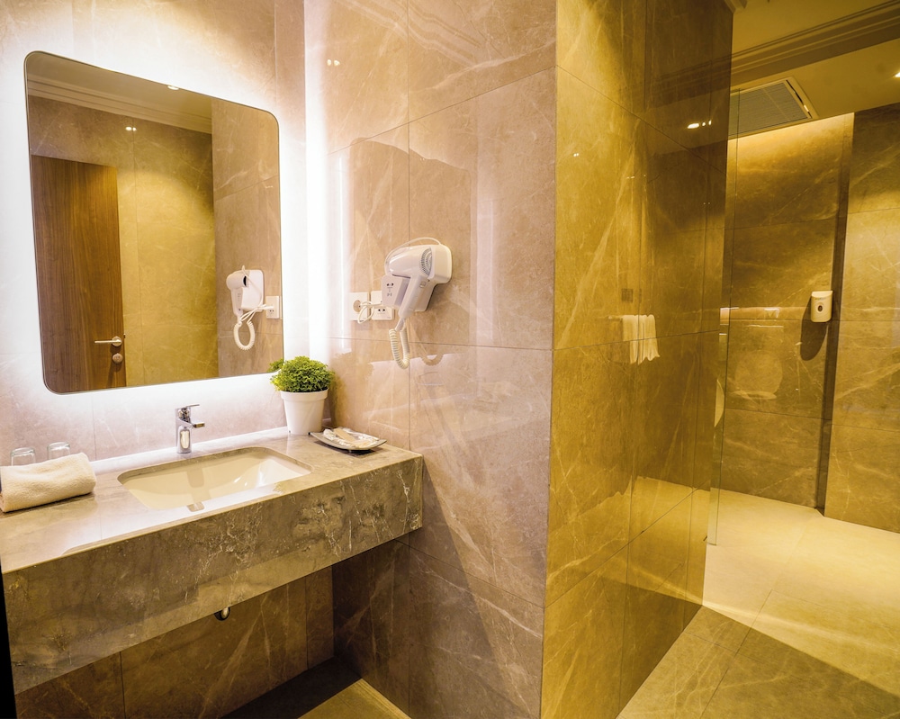 Deka Hotel Surabaya HR Muhammad 47/50
