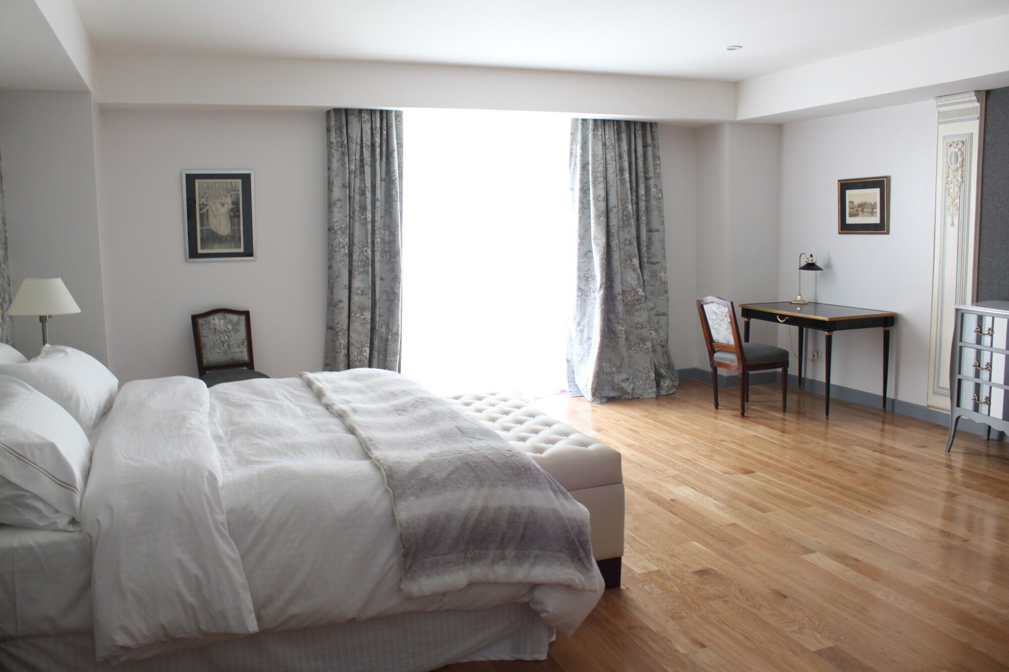 EXECUTIVE, SUITE