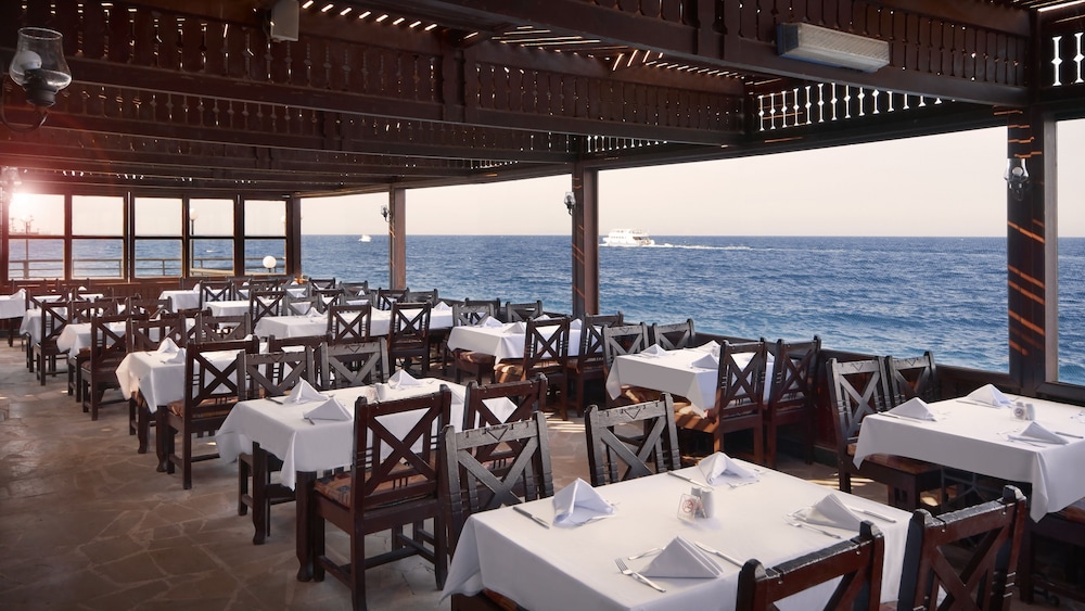 restaurant cafeteria