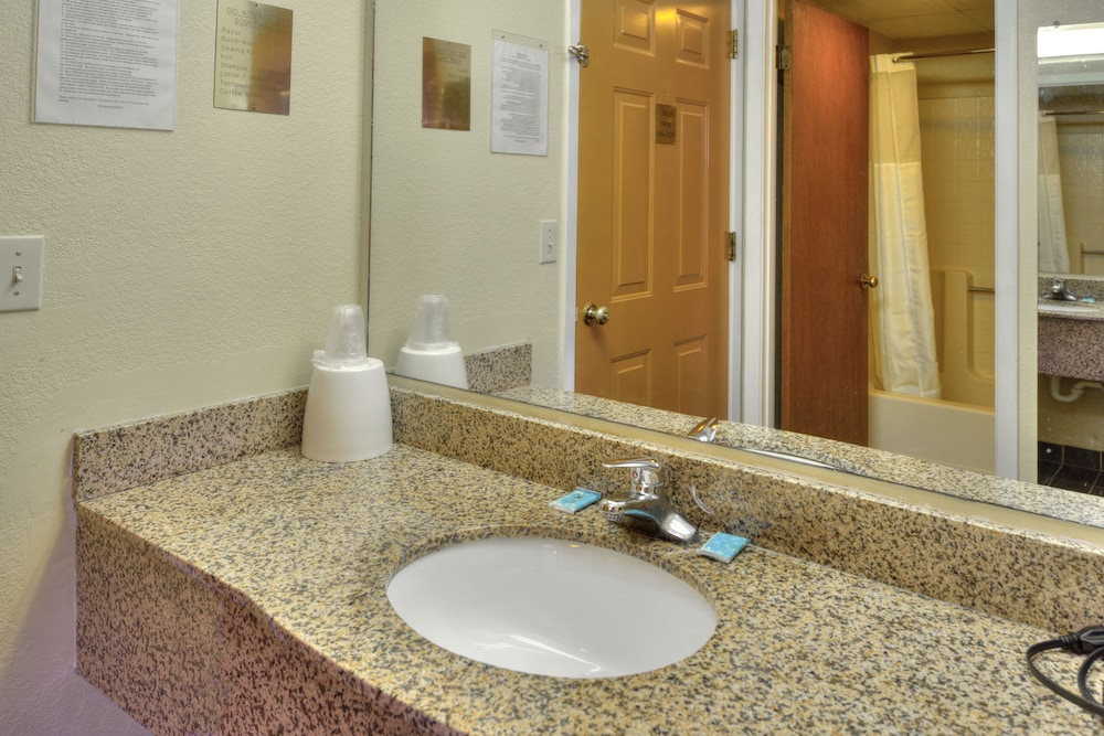 Econo Lodge Sevierville-Pigeon Forge on the River 9/25