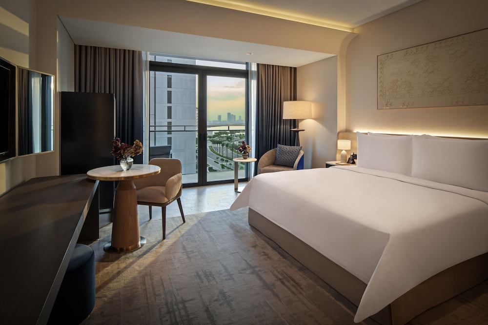 DELUXE, KING BED, PARTIAL CANAL VIEW
