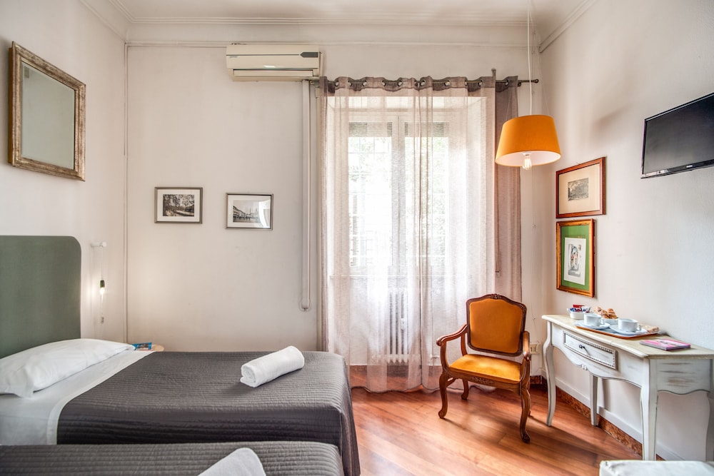 ROOM, TWIN BEDS