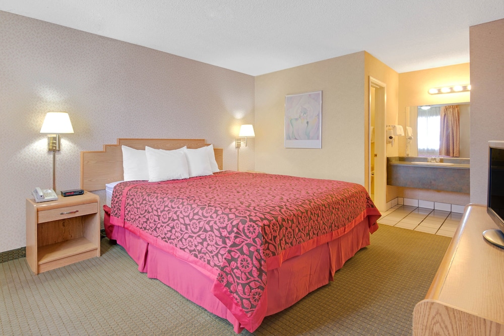Tree Inn & Suites Albuquerque 8/27