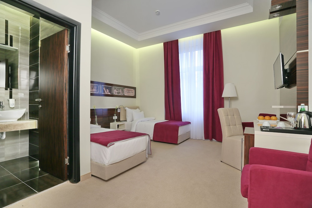 HOTEL THEATER BELGRADE 11/49