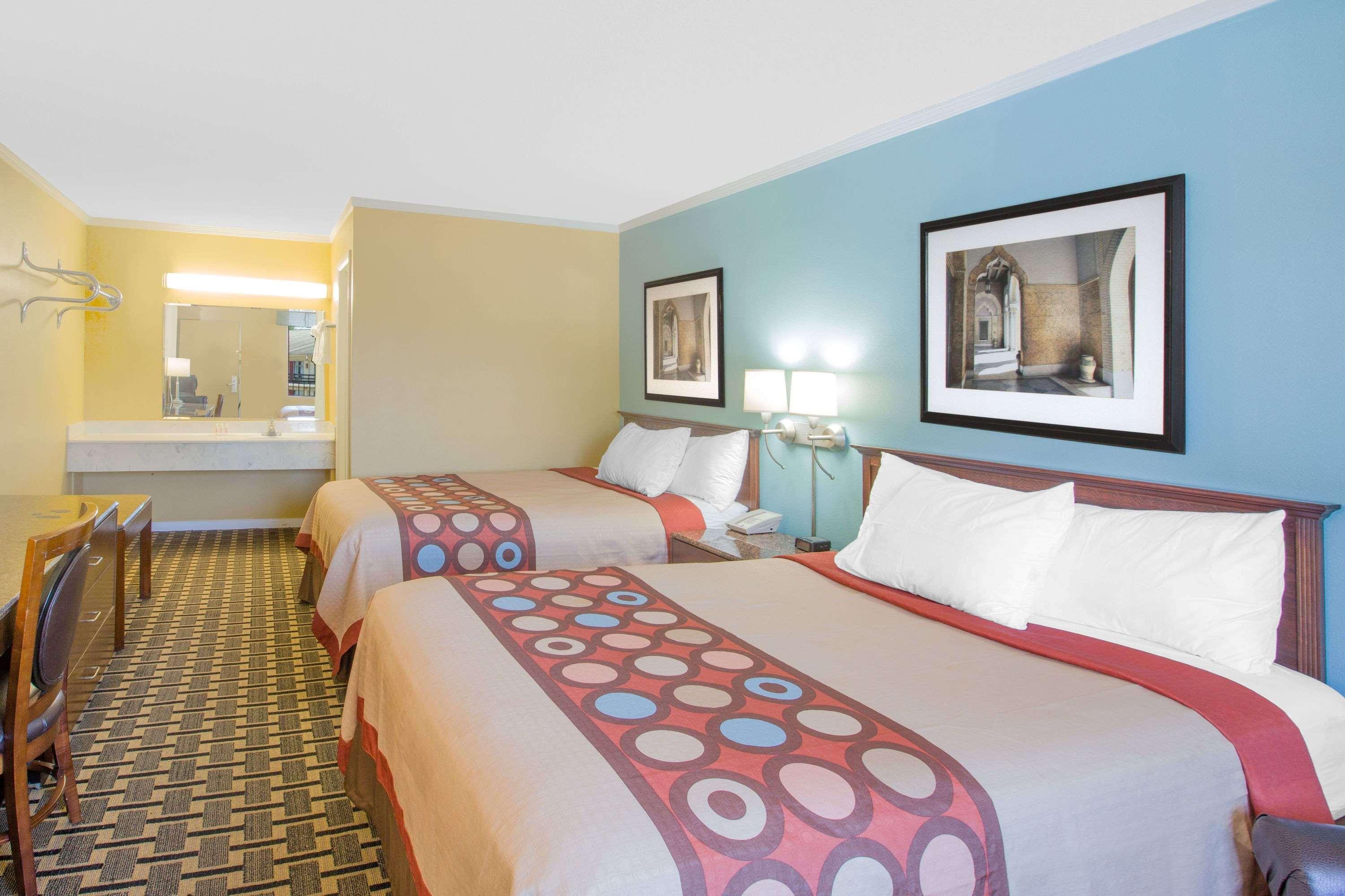 Super 8 By Wyndham Jasper 6/16